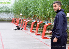 Er wordt een testvlucht gemaakt zodat de drone de zijpaden op kan nemen in het systeem. Het oversteken van de middenpaden in de kas is lastig voor drones door gebrek aan referentiepunten.